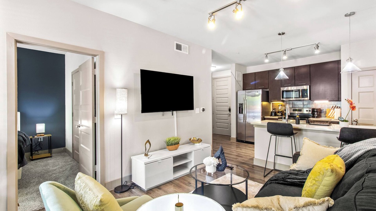 Chestnut Apartment | Cozy 1-bedroom apartment in Austin with Free Wi-Fi, fitness room, Pool, Parking