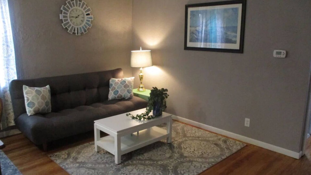 Newton Apartment | Cozy 1-bedroom apartment on square in Newton