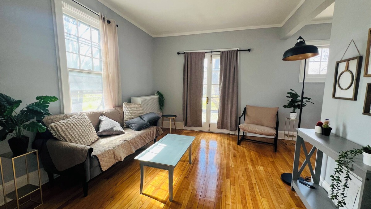 Utica Apartment | Cozy 1-bedroom apartment in charming Utica located in the second floor.