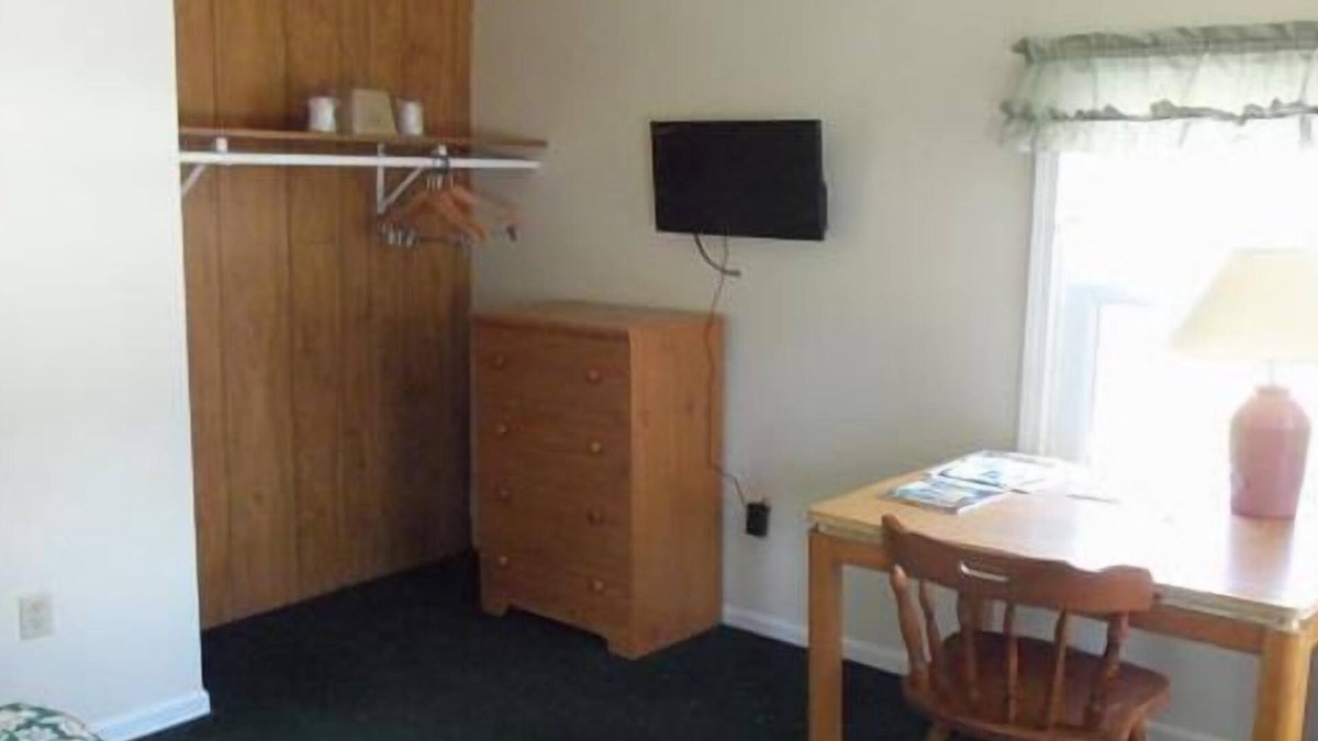 Huron Cottage | Cozy 1 bedroom Cabin #116 with AC and WiFi