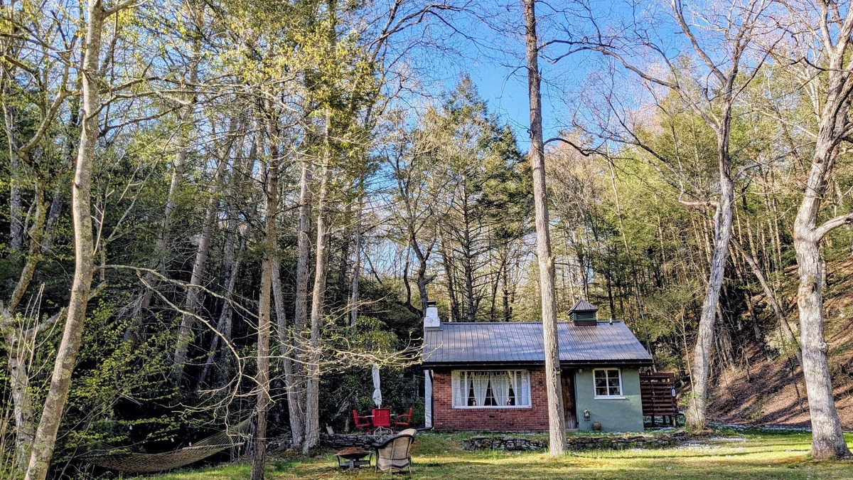 Milford Cabin | Cozy 1-bedroom cabin in amazing Milford with WiFi, AC next to stream.