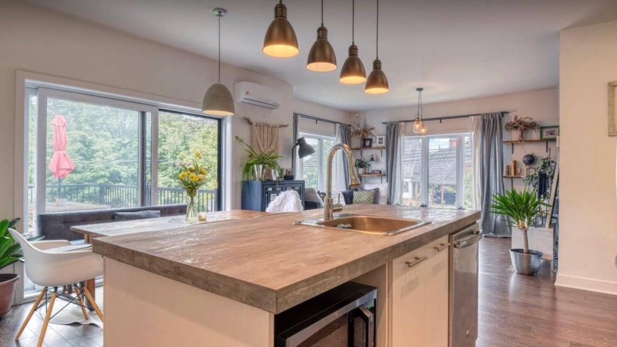 Boisbriand Apartment | Cozy 1-Bedroom Condo for Rent - Perfect VRBO Getaway! with parking!