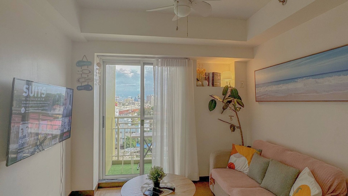 A. Bonifacio Condo | Cozy 1-bedroom condo in wonderful Quezon City with WiFi, AC, Pool view, Netflix