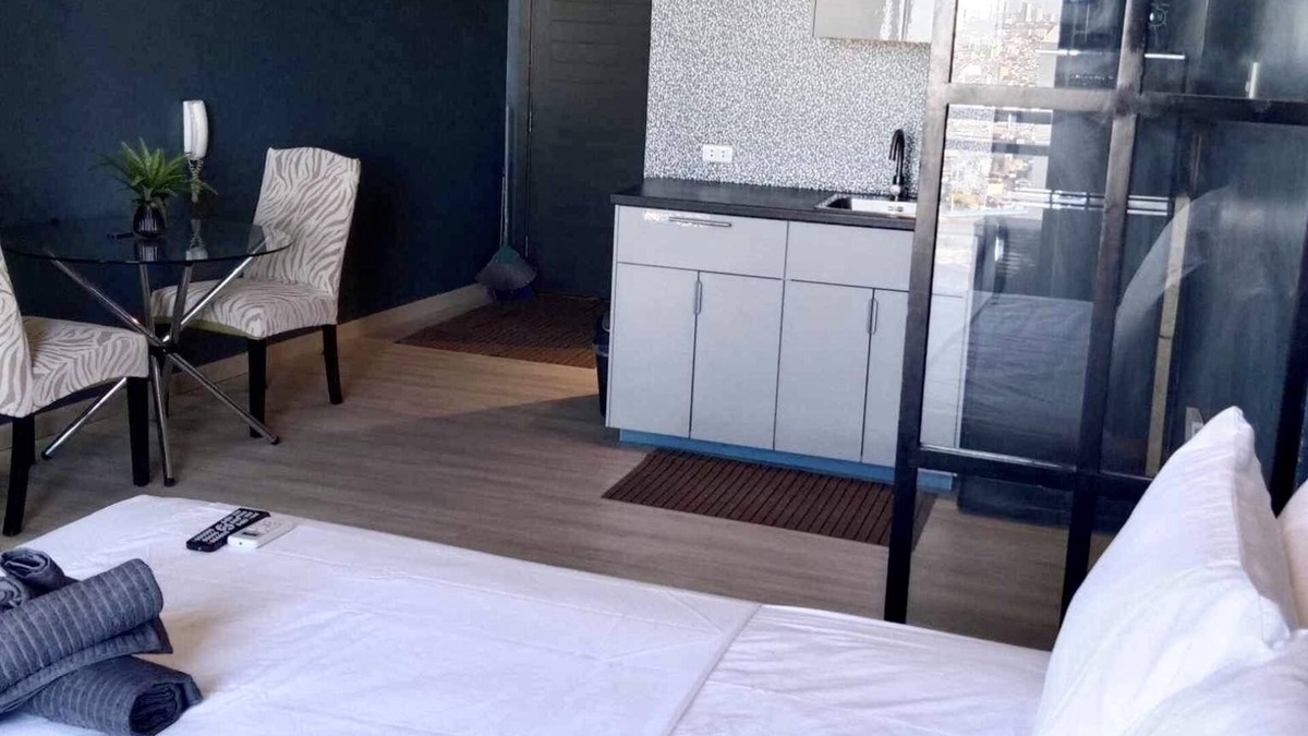 Valenzuela Condo | Cozy 1-bedroom condo in welcoming Makati with WiFi, AC, fitness room
