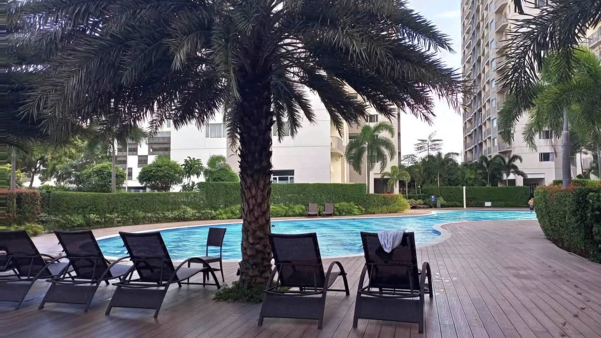 Las Pinas Condo | Cozy 1-bedroom condo with Golden Hour balcony view and WiFi