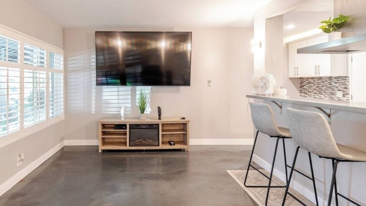 East Village Condo | Cozy 1-bedroom condo in enjoyable Long Beach with WiFi