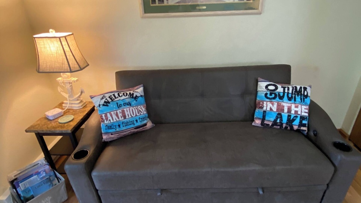 Oak Harbor Condo | Cozy 1-bedroom condo in wonderful Oak Harbor with AC, WiFi 30” boat dock