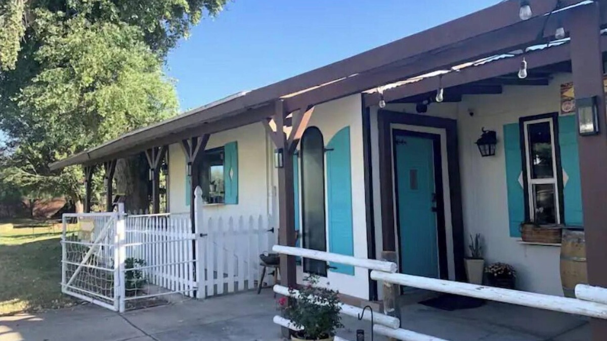 Tolleson Cottage | Cozy, 1 bedroom Cottage with Mountain views!