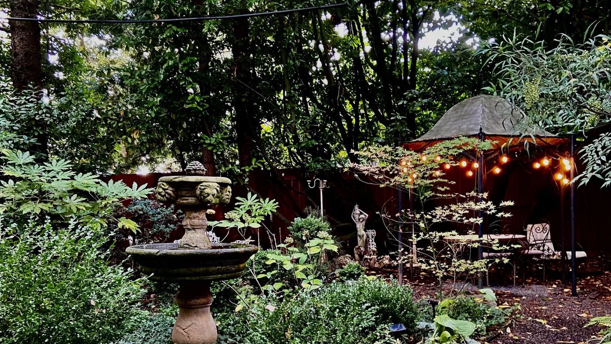 Ardenwald House | Cozy 1-bedroom daylight basement apartment surrounded by gardens