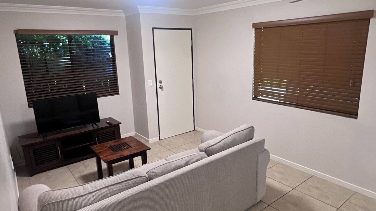 Emerald House | Cozy 1-bedroom fully furnished unit in marvelous Emerald with WiFi, AC, Laundry