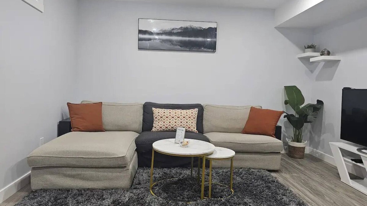 Southeast Calgary House | Cozy 1 Bedroom Guest Suite