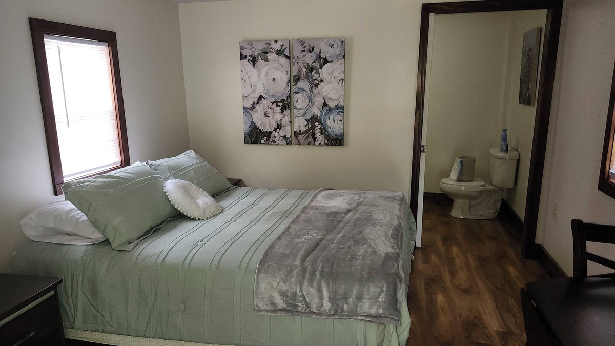 Piper Gap House | Cozy 1-bedroom house in awesome Lambsburg with WiFi, AC , swimming pool.