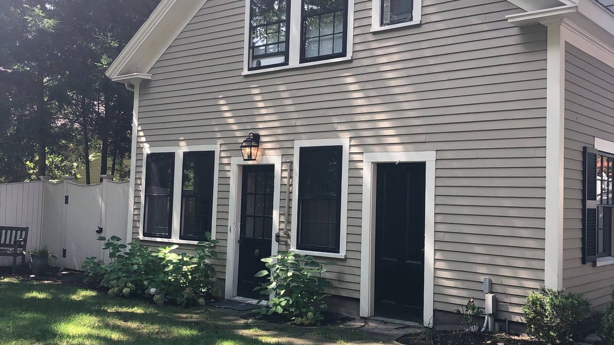 Wellesley Apartment | Cozy 1 bedroom in great Wellesley location. 1block from the commuter rail.