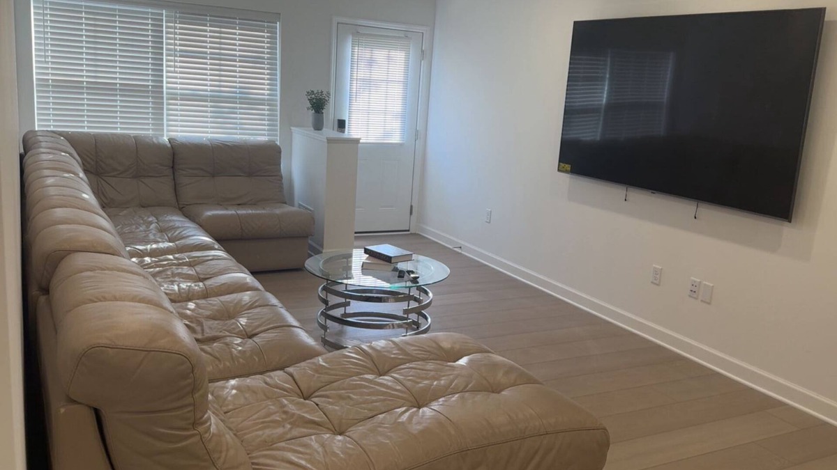Little Canada Condo | Cozy 1-bedroom in 3 bedrooms with shared bathroom.