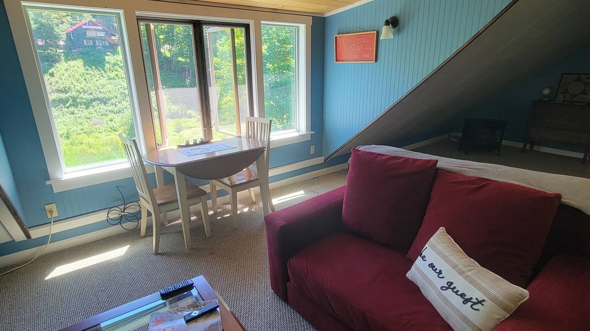 Waterbury Apartment | Cozy 1-bedroom loft apartment in lovely Duxbury