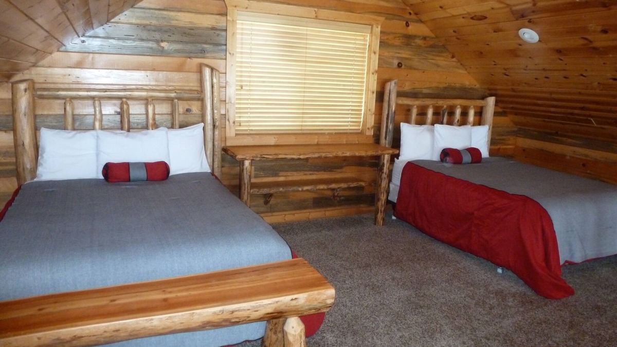 Alpine Cabin | Cozy 1-Bedroom Loft Cabin in enchanting Alpine with WiFi, AC
