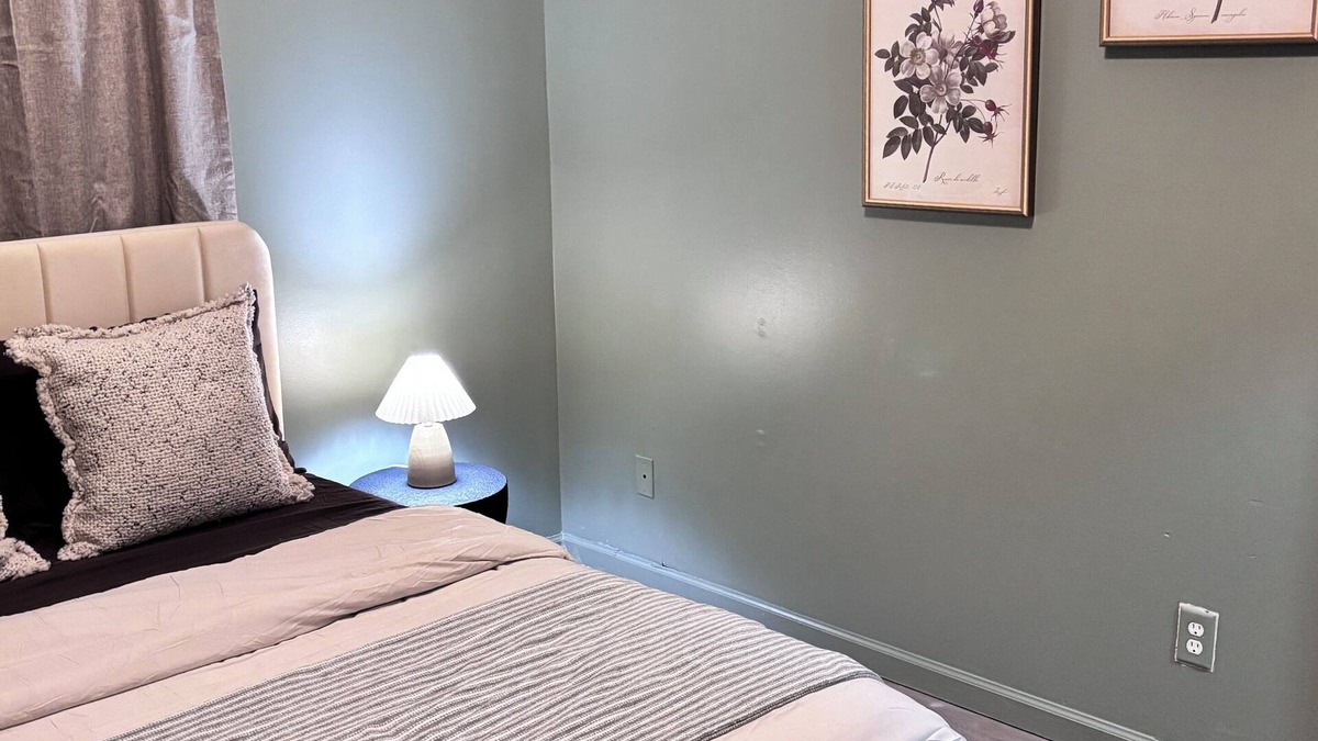 Griffin House | Cozy 1-bedroom private unit with shared amenities.