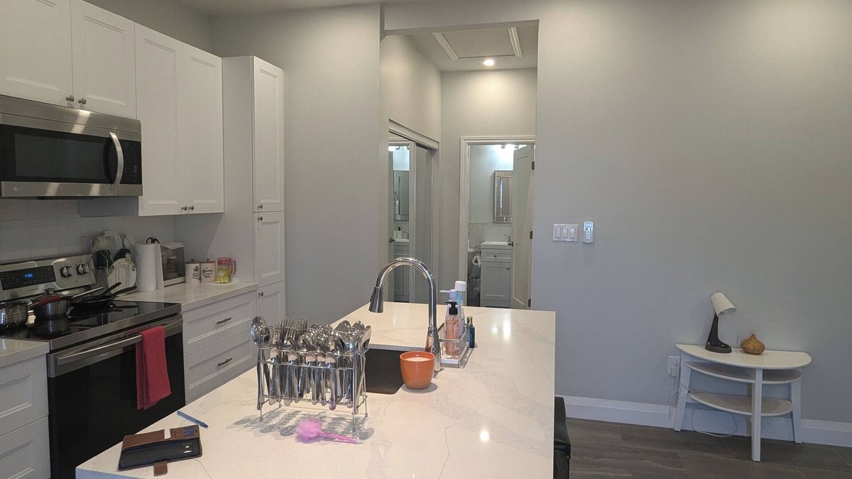 Cambridge House | Cozy 1 Bedroom Retreat with Spacious Living Room Perfect for a Relaxing Getaway