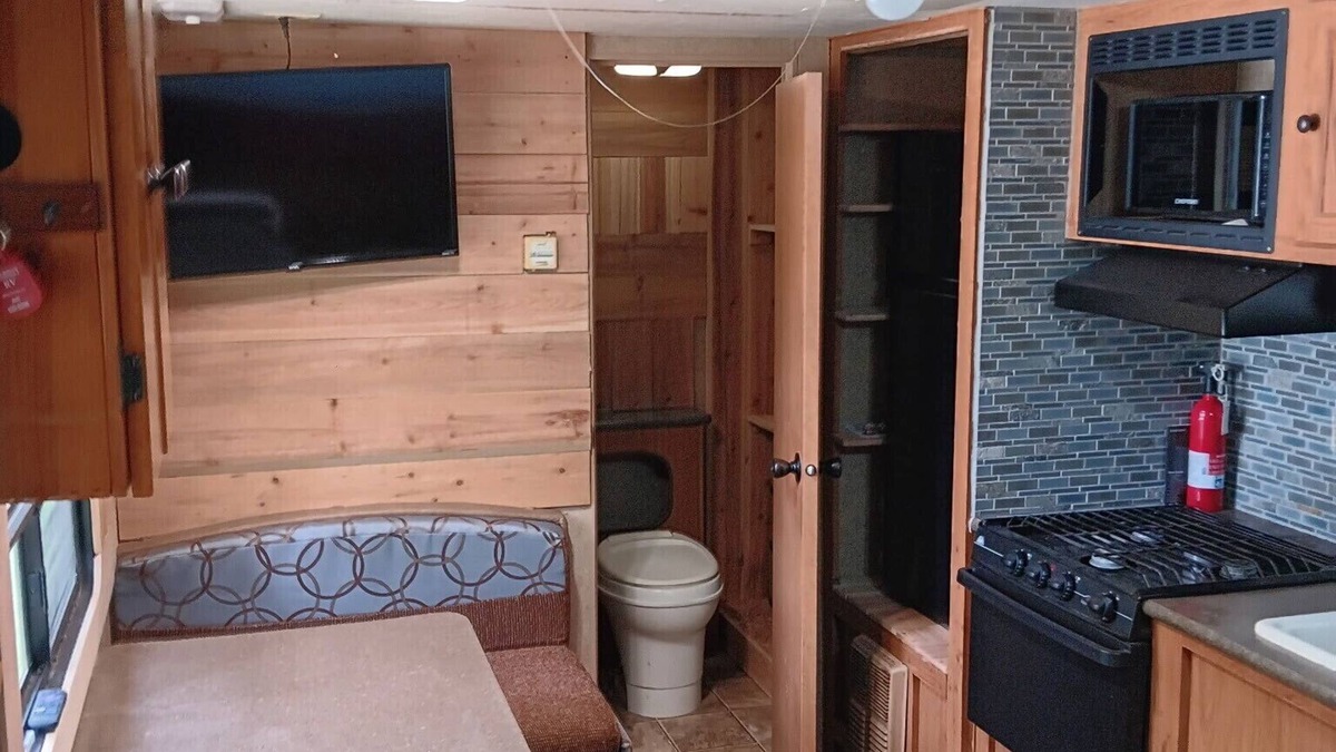 Negreet House | Cozy 1-bedroom RV near Toledo Bend, LA.