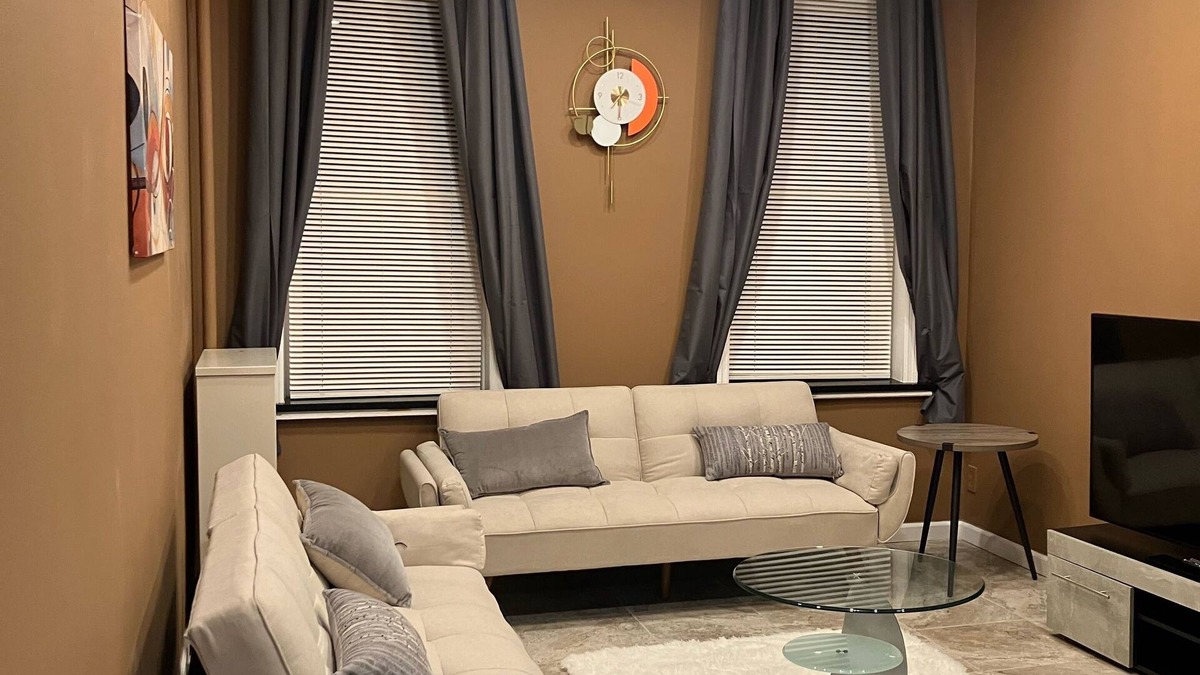 Brooklyn Apartment | Cozy 1 bedroom suite in tree lined block Near Kings Theatre in Brooklyn, NY.
