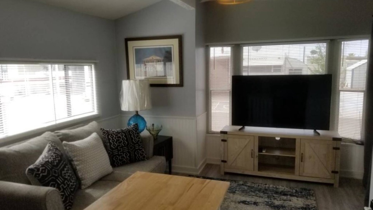 East Mesa House | Cozy 1-bedroom modern manufactured home in a fun 55+ Apache Junction park!