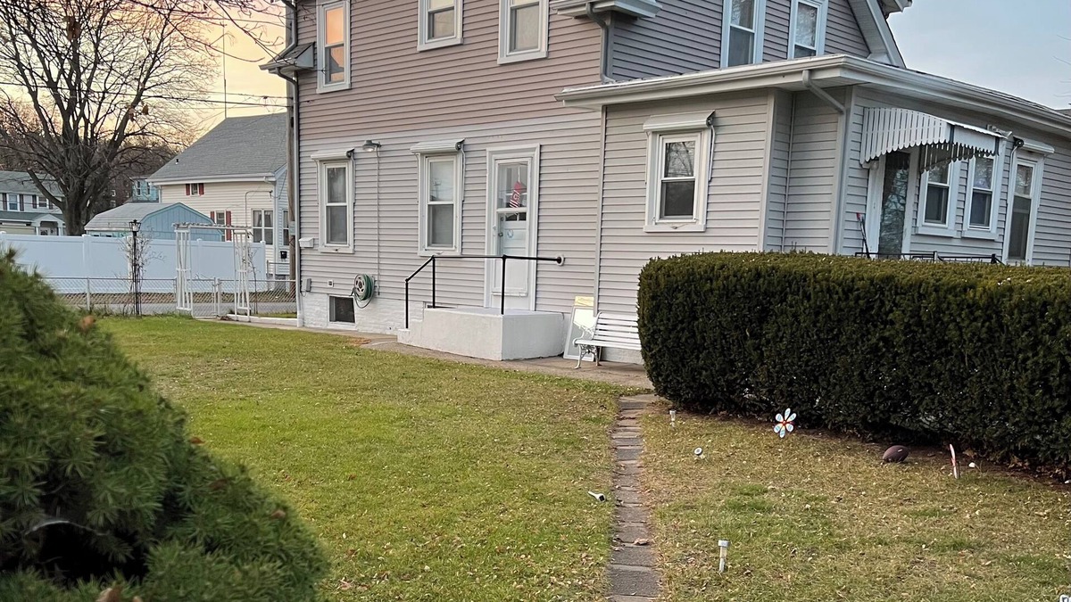 Wanskuck Apartment | Cozy 1-bedroom apartment in awesome North Providence with AC