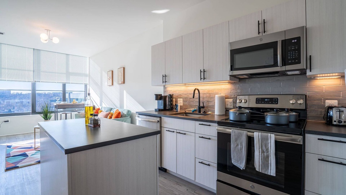 Eisenhower East Apartment | Cozy 1-Bedroom w/FREE Parking/RooftopPool/Doggy Park