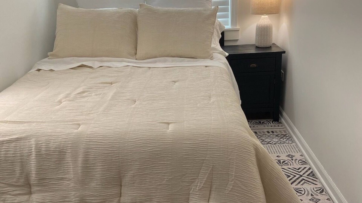 Waukegan Apartment | Cozy 1-bedroom, WiFi, AC/Heat, in Waukegan, five minutes from Lake Michigan