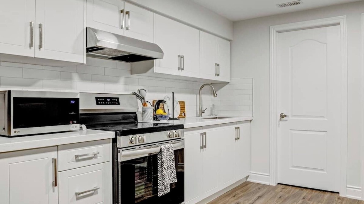 Churchill Meadows Apartment | Cozy 1-bedroom with Full Kitchen, workspace, WiFi and AC in charming Mississauga