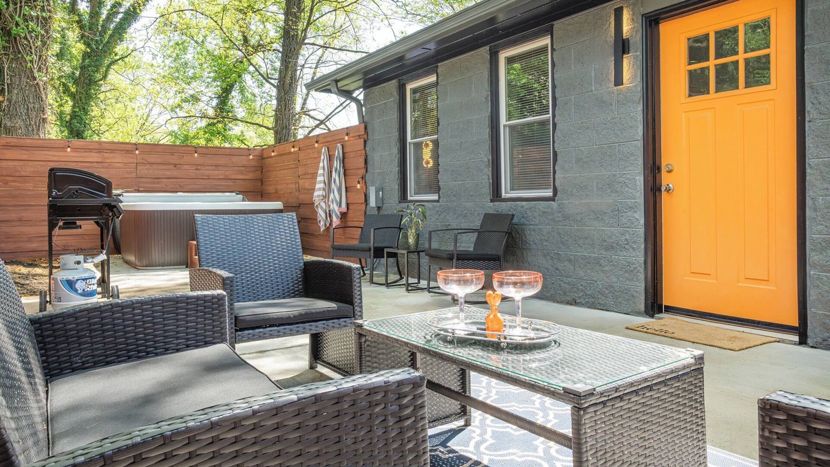 Knoxville House | Cozy 1-BR Guesthouse Knoxville - Pet Friendly/Hot Tub/Private Patio/Quiet