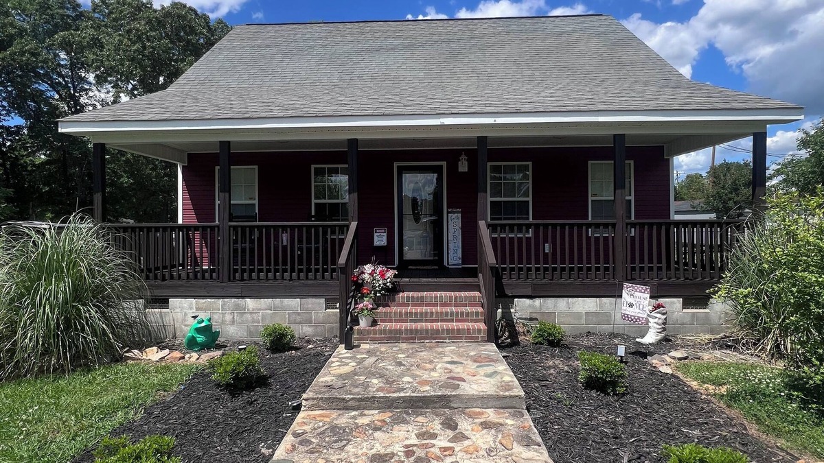 Lancaster House | Cozy 1 BR + Loft + 1 Bath. Conveniently located between CLT & Columbia. Secluded