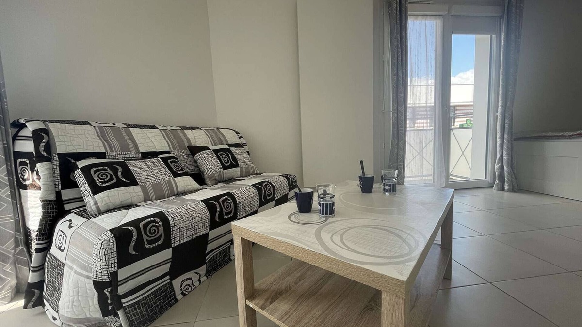 Quartier du Stade Apartment | Cozy 1-BR Retreat, 500m from Beach, Parking Included, Châtelaillon-Plage