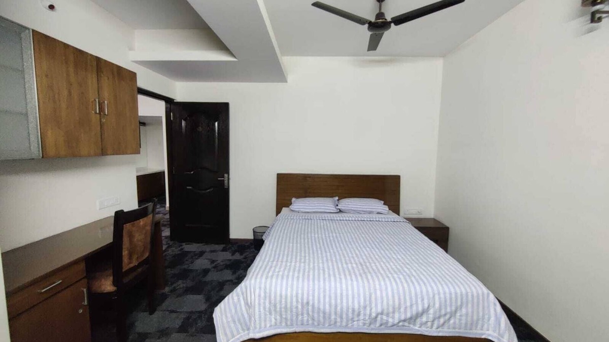 BTM Layout Apartment | Cozy 1 studio private bedroom in a shared apartment with WiFi, AC