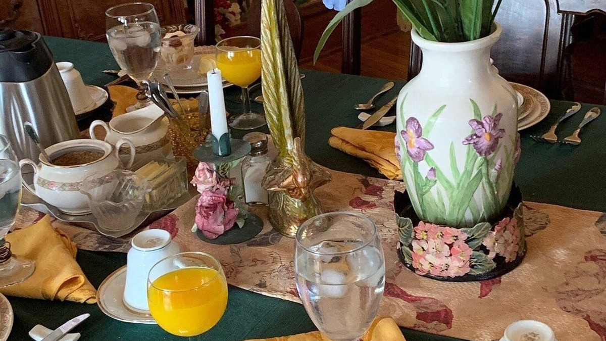 Hannibal Bed & Breakfast | Cozy 1895 Victorian, 5 minute walk to historic downtown and Mississippi Rivern