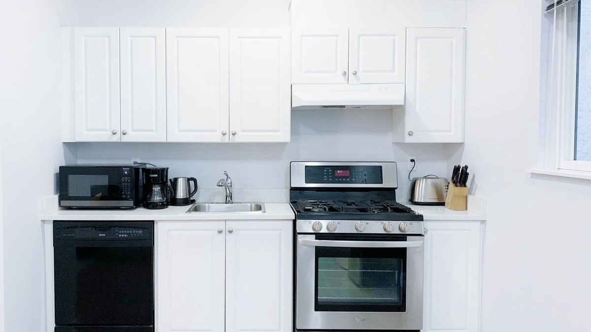 Maple Ridge Apartment | Cozy 1bdr suite | private entry & prime location in Maple Ridge, pet friendly!