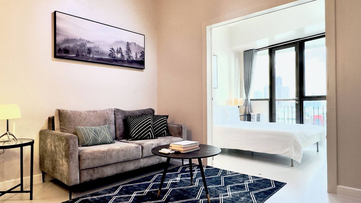 Pio del Pilar Condo | Cozy 1BR Deluxe with Balcony near Greenbelt Mall