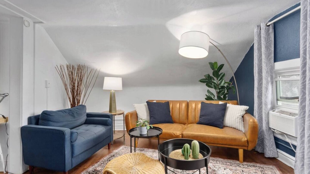 Southmoreland Apartment | Cozy 1BR in Historic Triplex 11