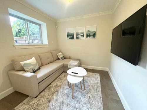 East Side House | Cozy 1BR Near Skytrain - Explore Vancouver Easily