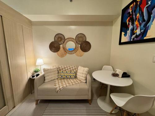 Barangka Ilaya Hotel | Cozy 1BR Netflix & Alexa w Balcony Free Pool