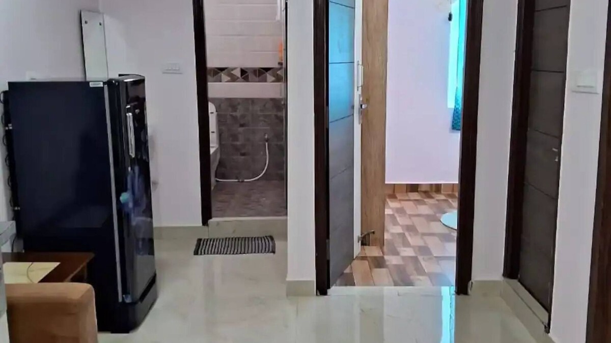 Kondapur Apartment | Cozy 1BR Queen Suite by Botanical Gardens: Flat 501