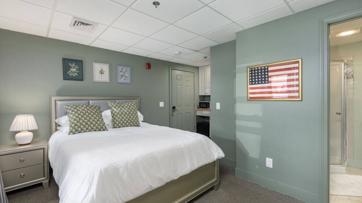 Off Broadway Apartment | Cozy 1BR Suite with Parking!