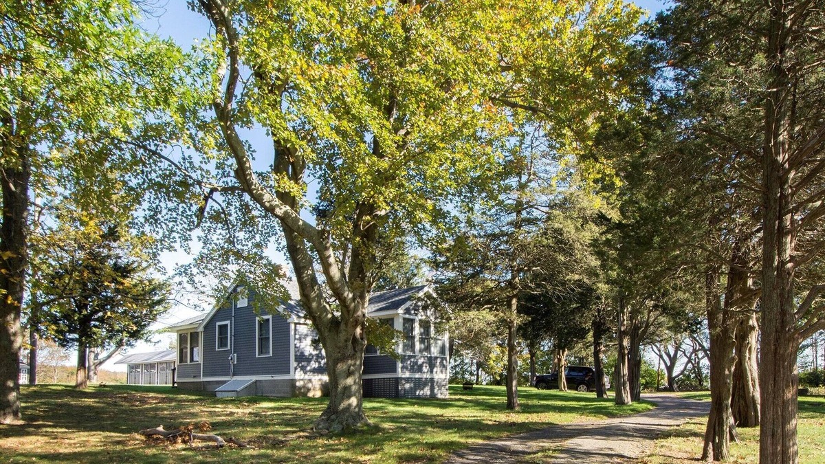 Minot Cottage | Cozy 2/1 in a serene, park-like setting, near Minot Beach & coastal marshes