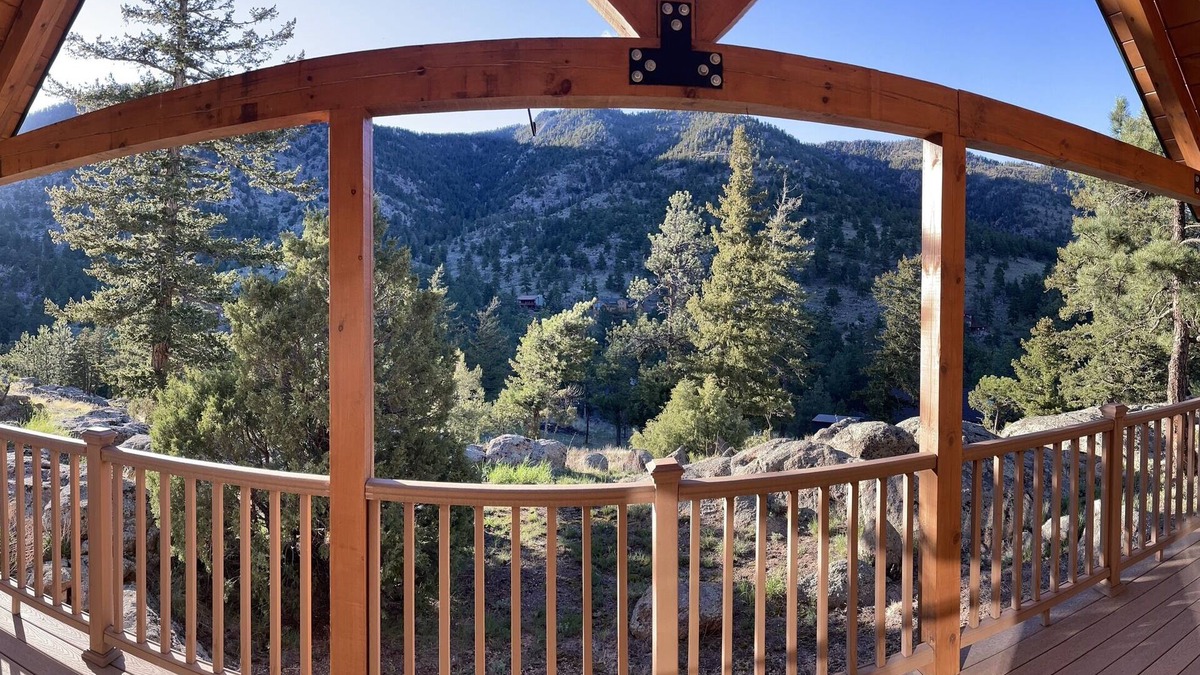 Lyons House | Cozy 2/2 Log Cabin Home - 11 miles from Estes Park, CO
