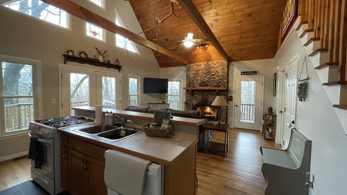 Walnut Mountain Cabin | Cozy, 2/2 surrounded by trees and mountains