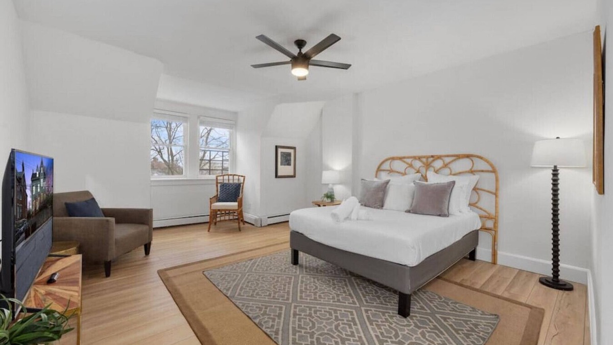Mount Auburn Apartment | Cozy 2.5BR near Zoo | Hospitals | UC | Free Parking