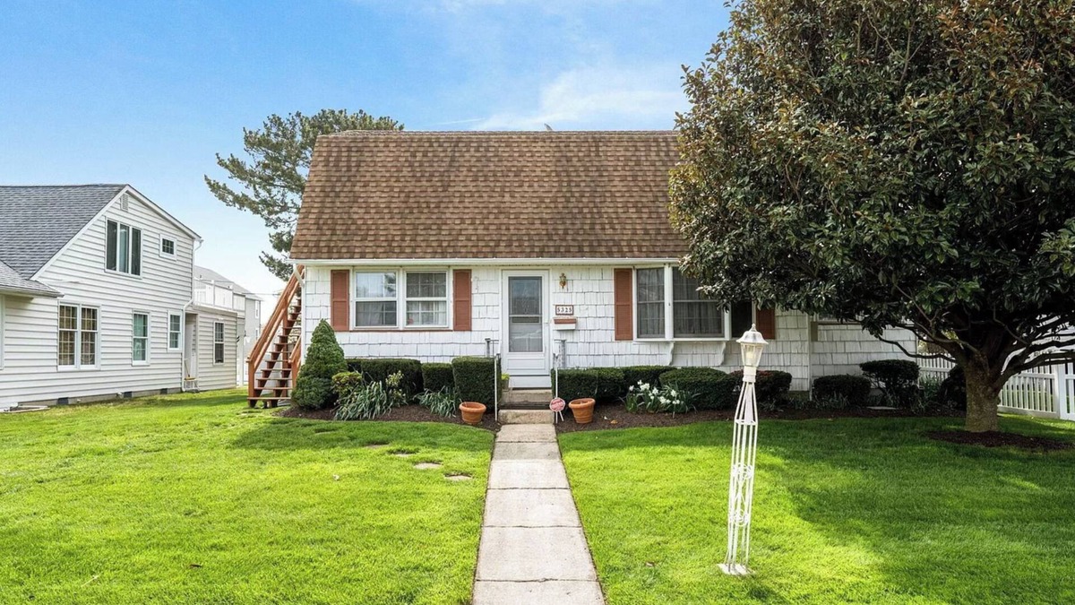 South End Cottage | Cozy 2-bdrm cottage 2nd floor in quiet south end Ocean City. AC, WiFi, big deck.