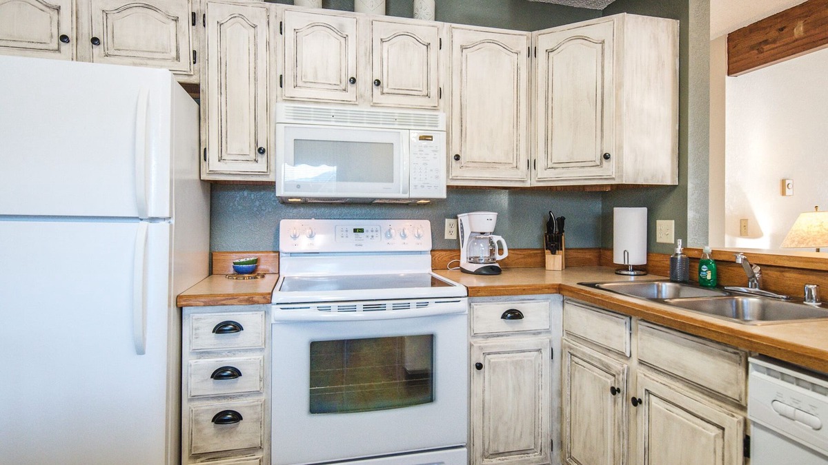 Red Lodge Condo | Cozy 2 Bed, 2 Bath Condo on Golf Course with Hot tub, Sauna & Pool!