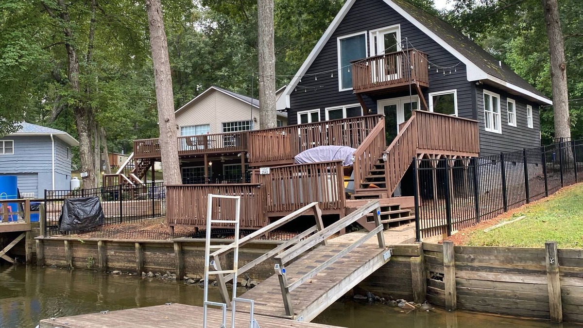 Southmont House | Cozy 2 Bed 2 Bath waterfront cottage on beautiful High Rock Lake- fully updated
