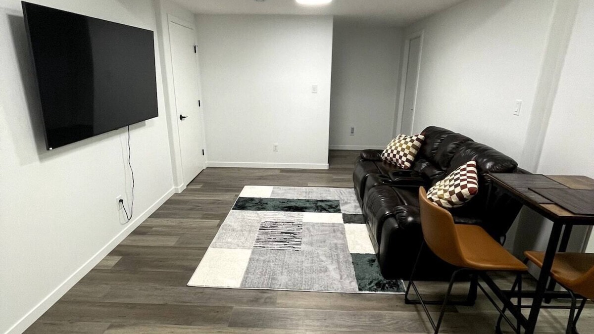 Evanston Apartment | Cozy 2 Bed Basement Suite in NW YYCnn