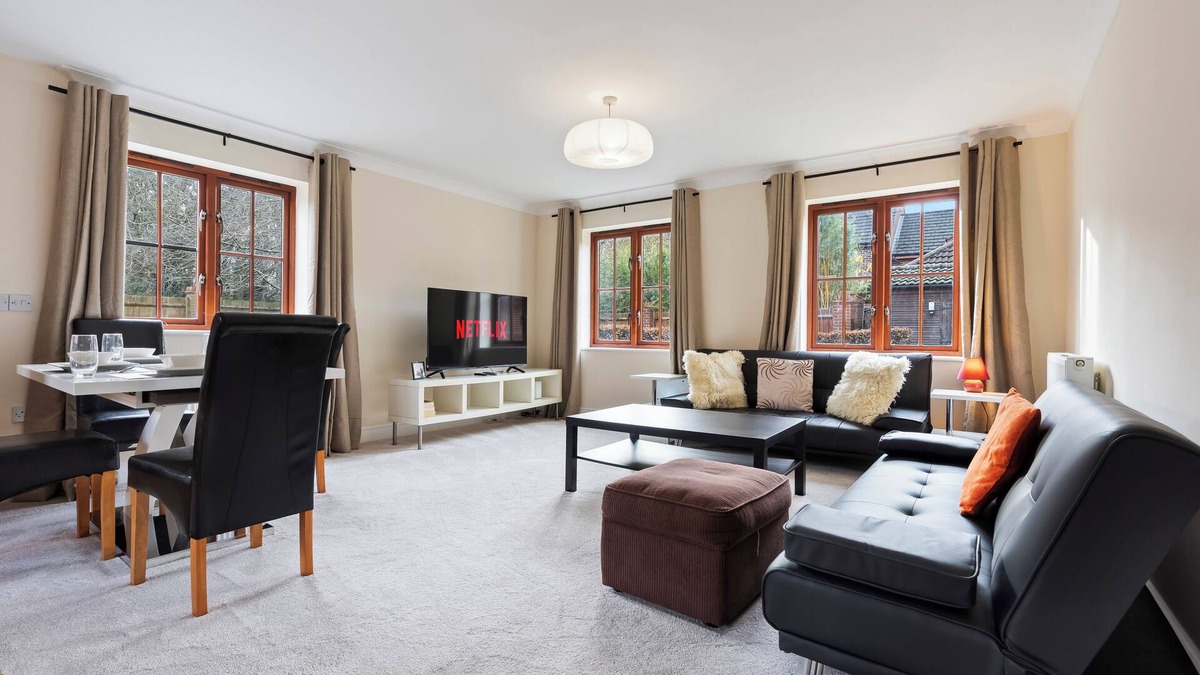 Milton Keynes Apartment | Cozy 2 bed flat with free parking near Willen Lake in Milton Keynes